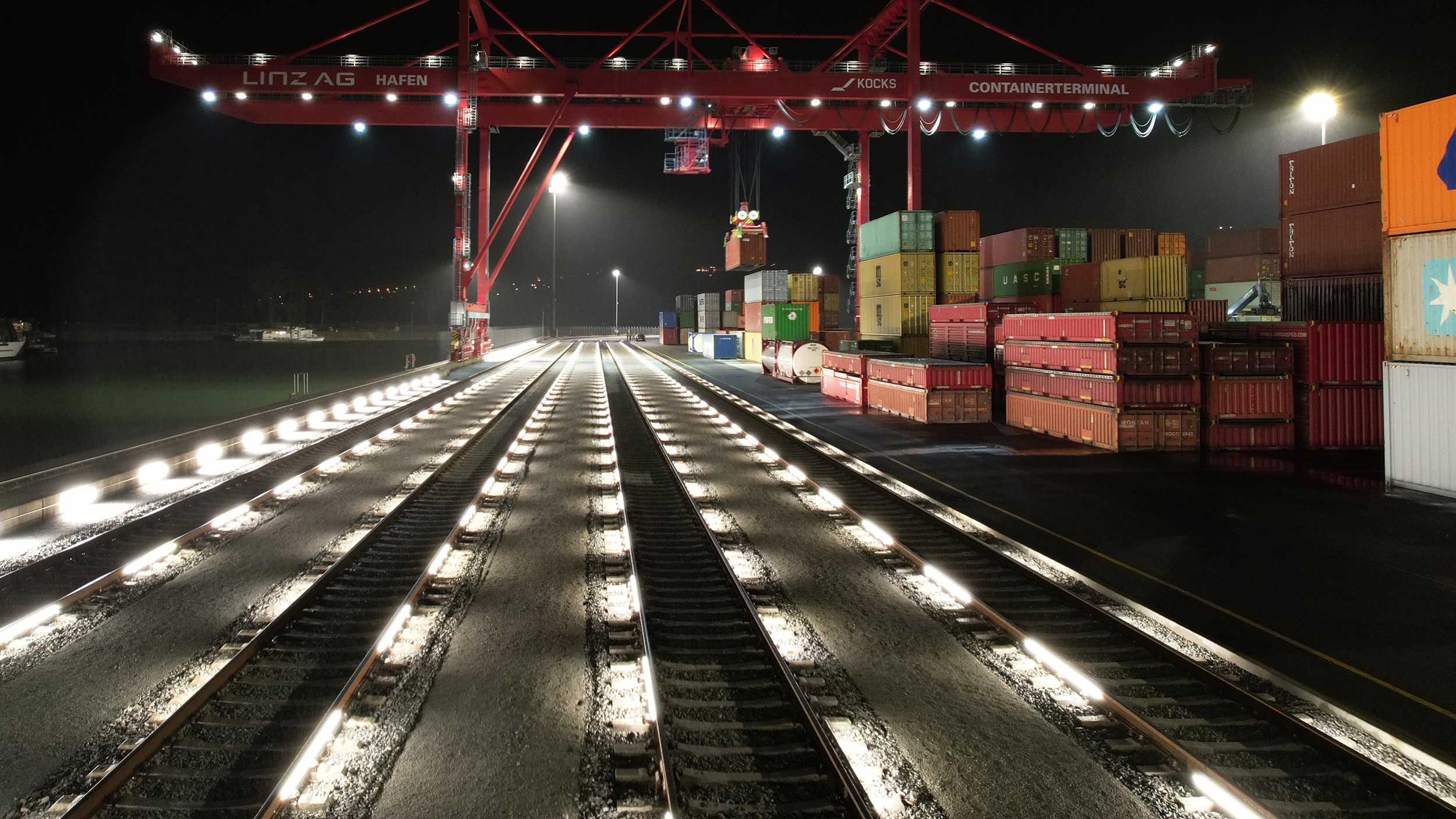 Sicherheit neu gedacht: Wie bodennahe Beleuchtung das Containerterminal Linz transformiert